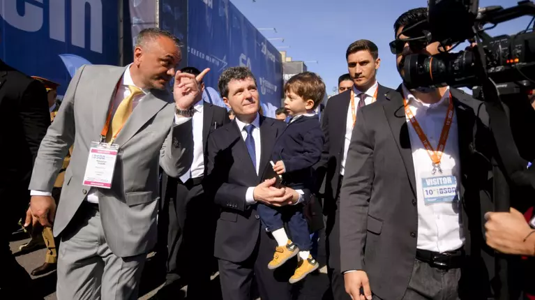 Cine este bărbatul care a stat „lipit” de Nicușor Dan, în timpul vizitei președintelui la Romaero