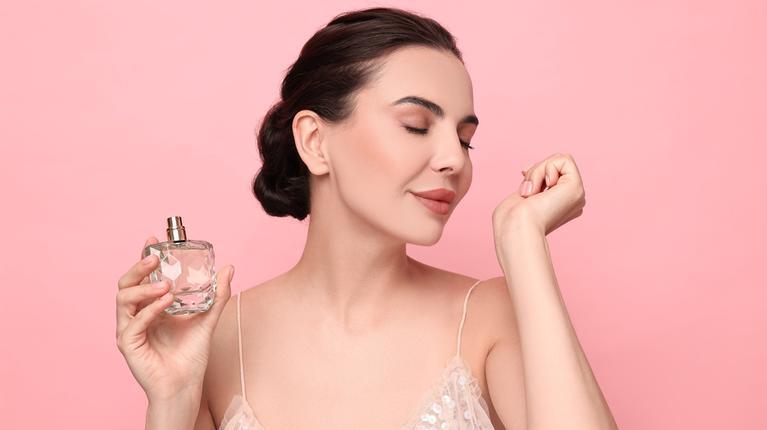 De ce ne dăm cu parfum pe încheietura mâinii?