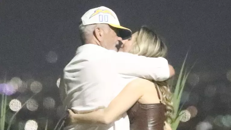 Star de la Hollywood, sărut pasional pe străzile din Italia. Cine este femeia care l-a făcut să se comporte ca un adolescent
