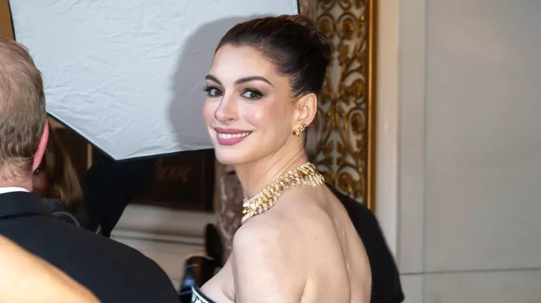 Anne Hathaway este însărcinată cu al treilea copil la 43 de ani. „Nu m-am simțit pe deplin prezentă până când nu am devenit mamă”