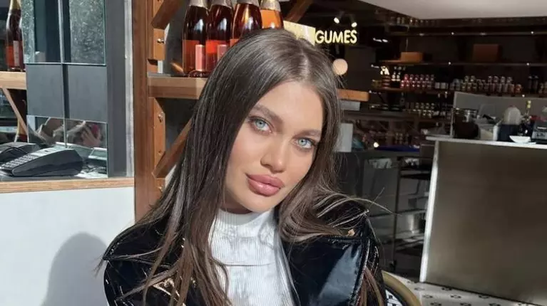 Cine este influencerița româncă arestată în Franța. „Angelina Jolie de România” a furat o brățară Louis Vuitton de peste 36.500 de euro