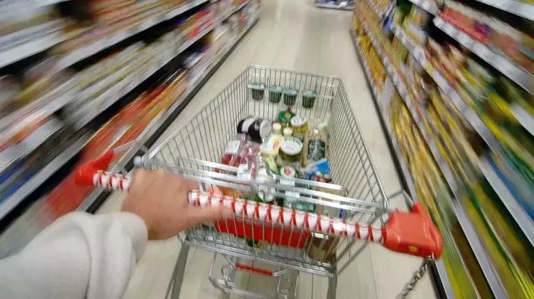 Decizie majoră în supermarketuri! Ce se întâmplă în magazine în urma apelului făcut de Ilie Bolojan pe fondul crizei energetice