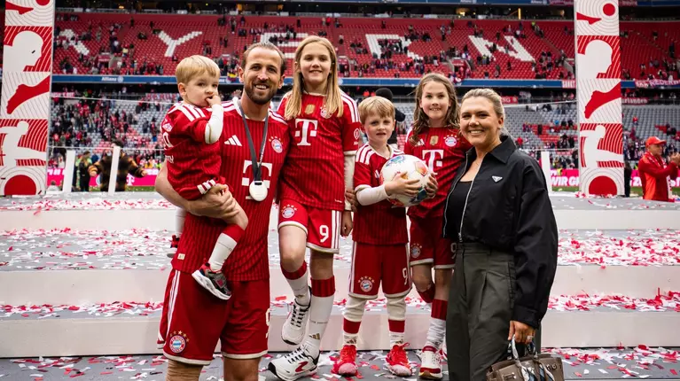Povestea de dragoste dintre Harry Kane și soția lui, Kate Goodland. S-au cunoscut în școala generală și împreună au patru copii