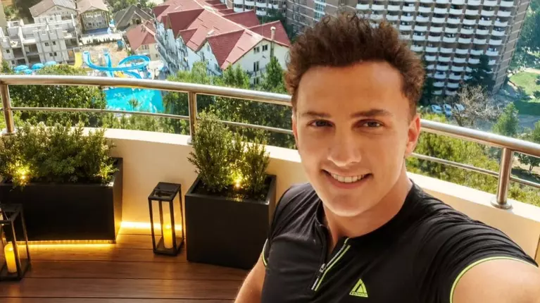 Apartamentele de la mare ale lui Mihai Trăistariu, distruse de turiști: „A dat cu pumnul în zid, trei canapele mi-au fost distruse”