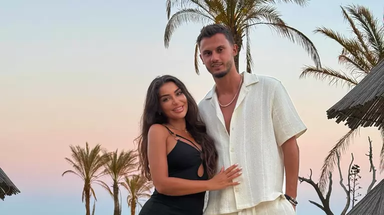 Ce spune Elena Ionescu despre iubitul ei, Alex Enache, mai tânăr cu 13 ani decât ea: „Ne înțelegem din priviri”. Cu ce se ocupă bărbatul și ce relație are cu fiul artistei
