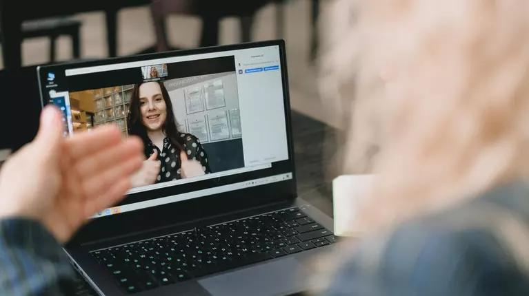 Cum îți adaptezi machiajul ca să arate bine pe camera de laptop