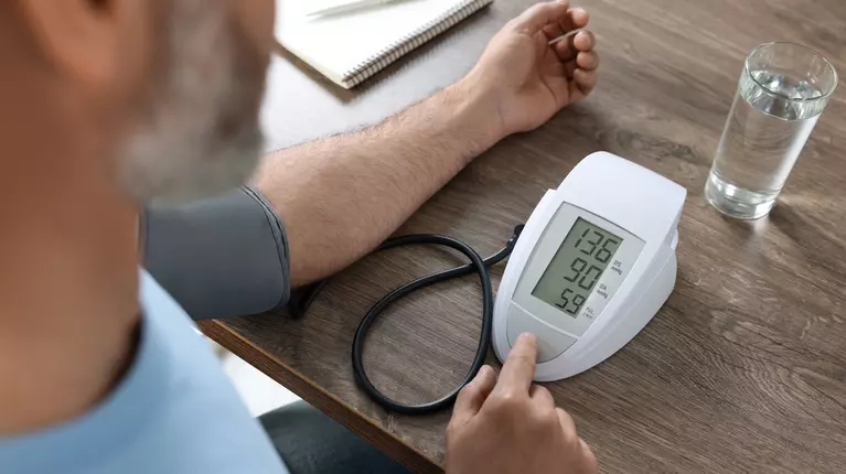 De ce îți cresc valorile tensiunii doar la medic? Ce este hipertensiunea de halat alb