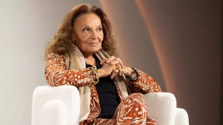 Diane Von Furstenberg, ținută inedită la plajă. Creatoarea de modă a găsit modalitatea pentru a nu suferi arsuri solare