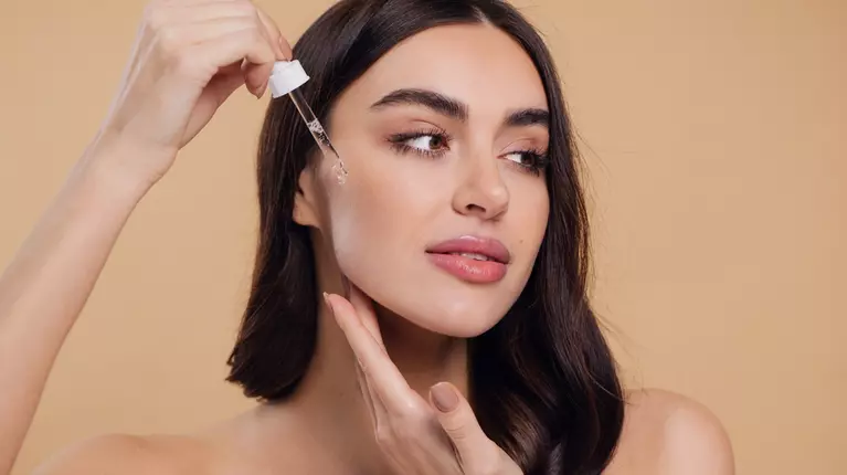 Skin layering ca la carte: cum combini seruri pentru un ten curat și luminos în ordinea corectă de aplicare a produselor pentru ten