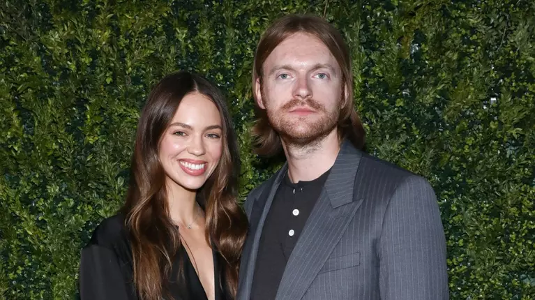 Finneas s-a însurat cu iubita lui, după șapte ani de relație. Fratele lui Billie Eilish și Claudia Sulewski s-au căsătorit în Montecito