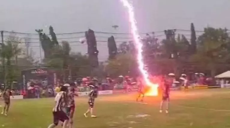 Un fotbalist a murit după ce a fost lovit de fulger pe teren, în timpul unui meci. Mai multe persoane au fost rănite
