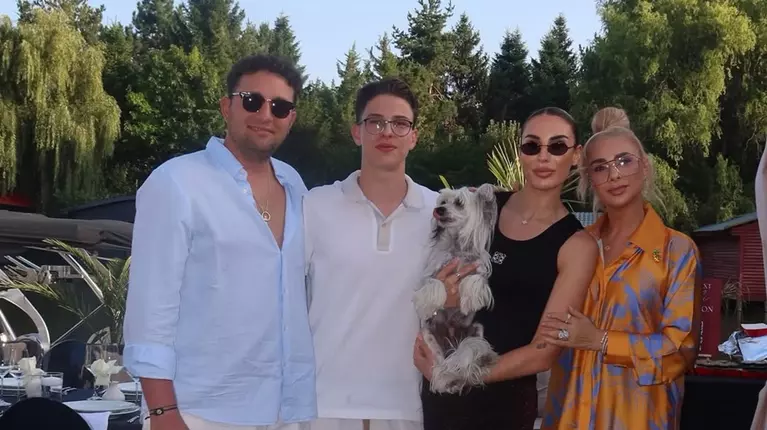 Laurențiu Reghecampf Jr., majorat cu peste 100 de invitați la vila din Snagov a mamei sale, Anamaria Prodan. Laurențiu Reghecampf, marele absent