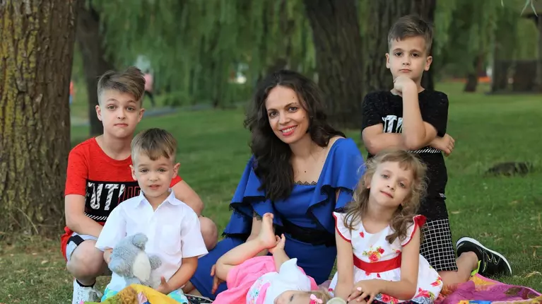 Începutul școlii le dă bătăi de cap vedetelor. Cât o costă pe Raluca de la Angels rechizitele pentru 5 copii: „Câteva mii de lei” 