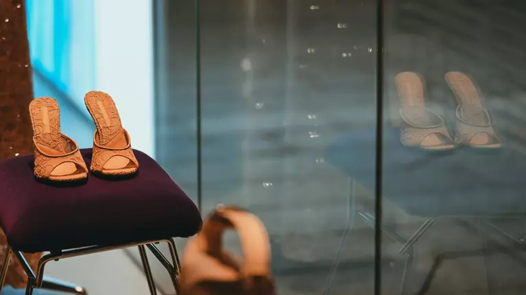 Quiet luxury în varianta de vară: papucii eleganți care completează garderoba