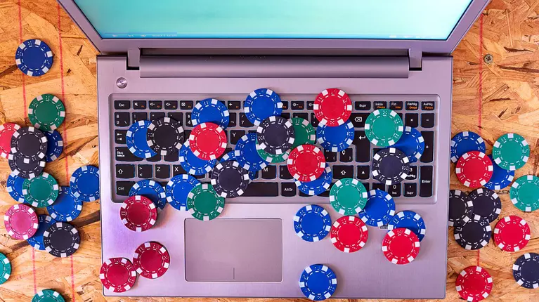 Pokerul, jocul de strategie care antrenează mintea și dezvoltă abilități valoroase