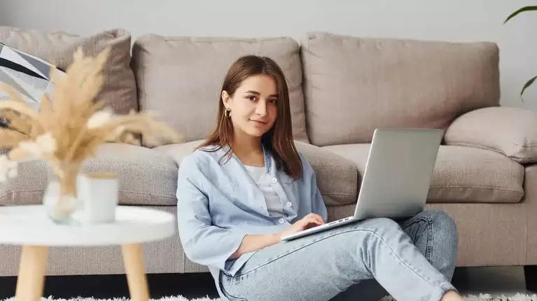 (P) Banii pe care îi câștigi în tăcere: ce înseamnă, cu adevărat, să te gândești la videochat în 2026