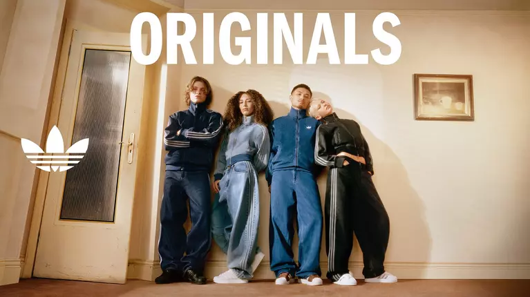 Denimul, tricotajele și alte piese emblematice sunt în centrul atenției în noua colecție vestimentară adidas Originals