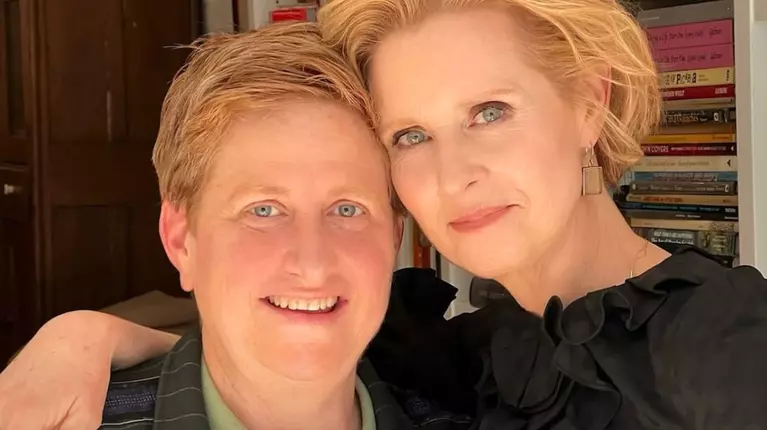 Cynthia Nixon și Christine Marinoni, 22 de ani de iubire. Miranda din „Totul despre sex” trăiește o poveste de dragoste cu o cunoscută activistă