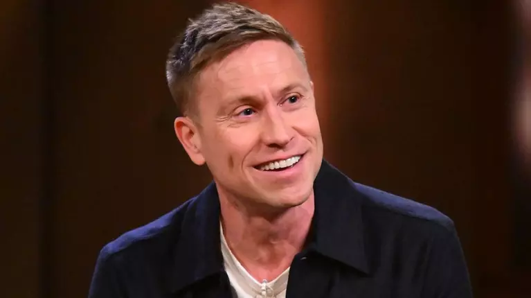 Fiul lui Russell Howard a murit la scurt timp după naștere: „Viața noastră s-a schimbat pentru totdeauna”