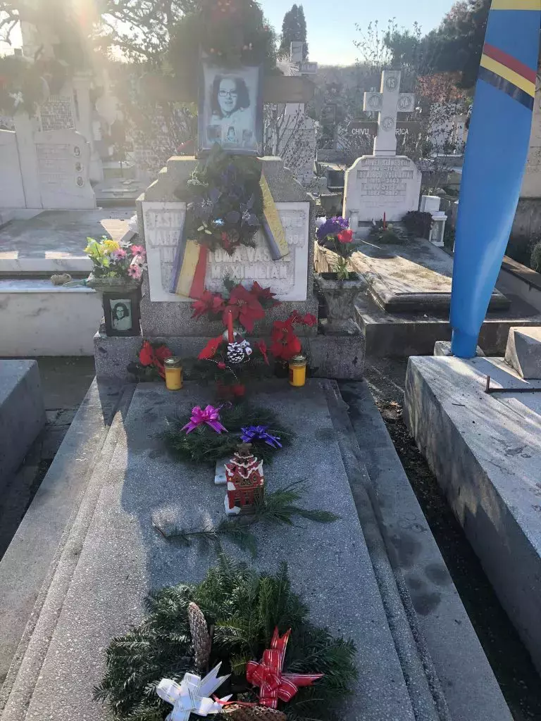 269766234_4636493293Mormantul-Stelei-Popescu-1102516_4096179549143397205_n-768x1024-1