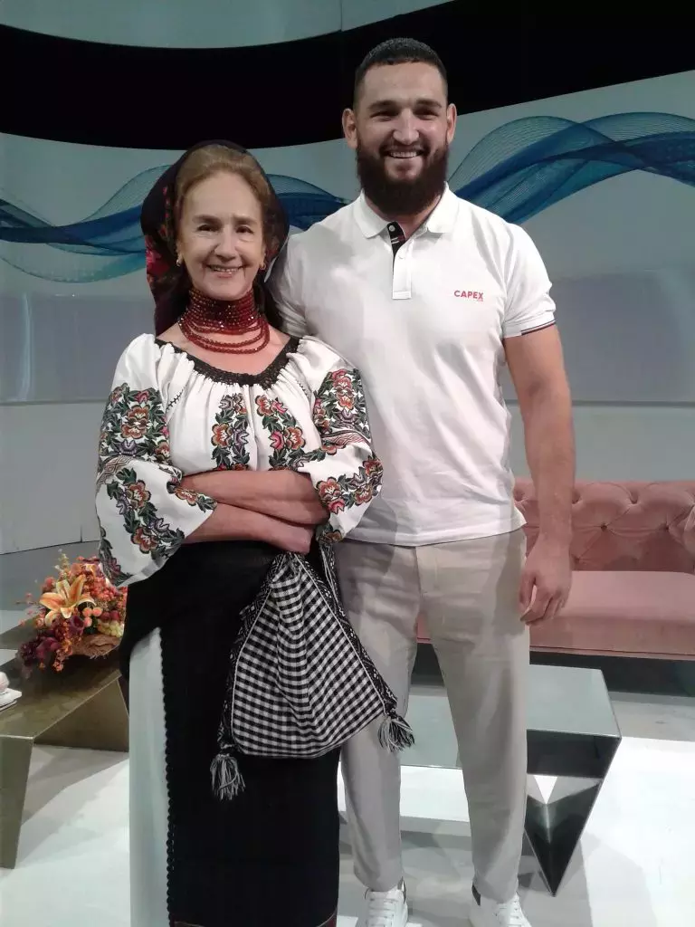 Sofia-Vicoveanca-si-fiul-sau-768x1024-1