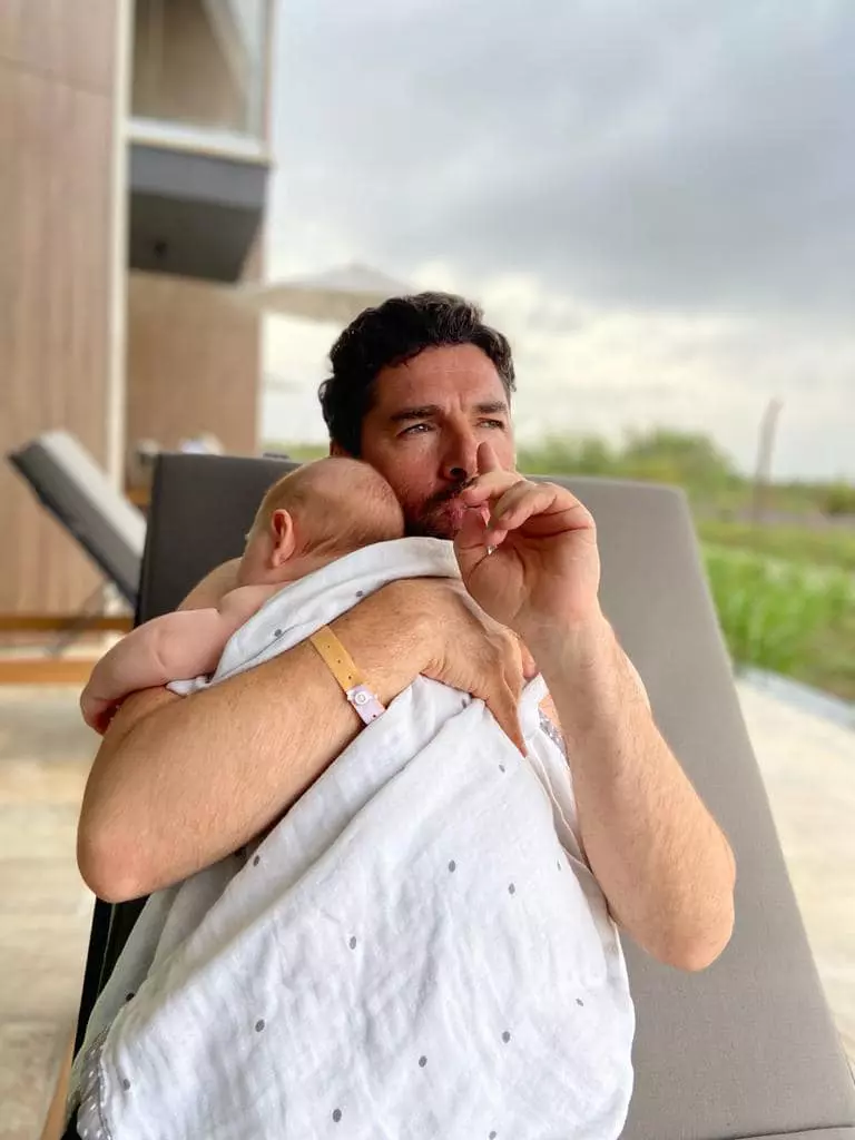 Alex Dima, imagine adorabilă cu bebelușul lui. Vedeta Pro TV a plecat în vacanță. „Un fel de concediu, cu vreo 4-5 treziri pe noapte”