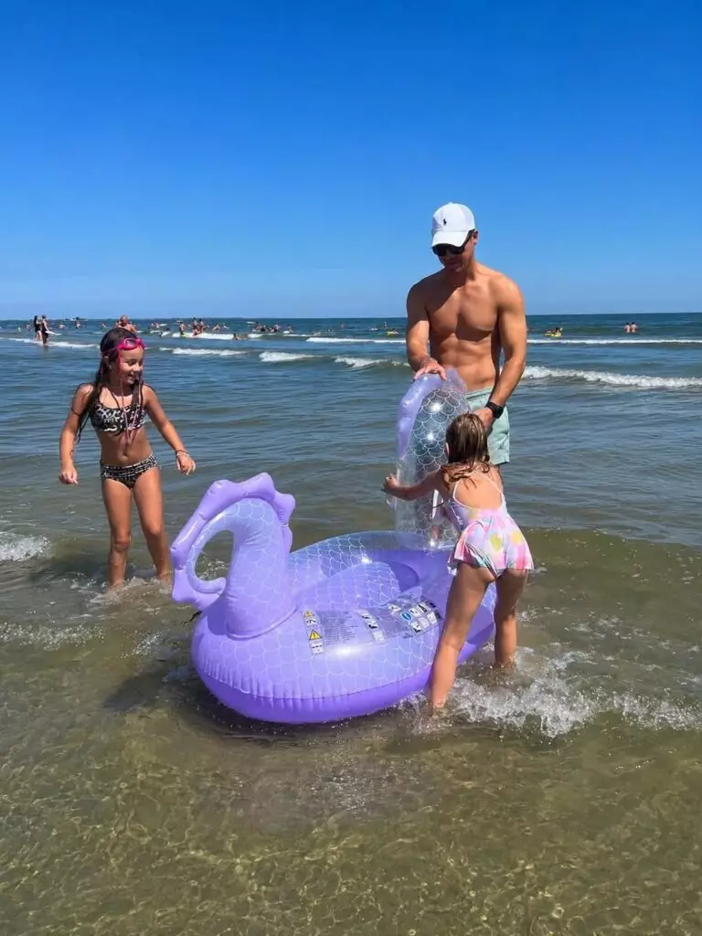 Elena Udrea, imagini de familie pe plaja din Sulina. Cum a apărut alături de Adrian Alexandrov și fiica lor, Eva