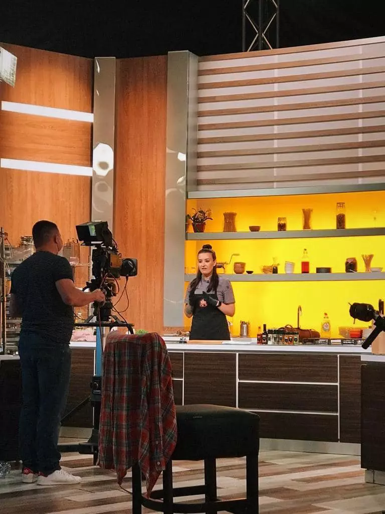 Cine-e-Roxana-Blenche-Chefi-la-Cutite7