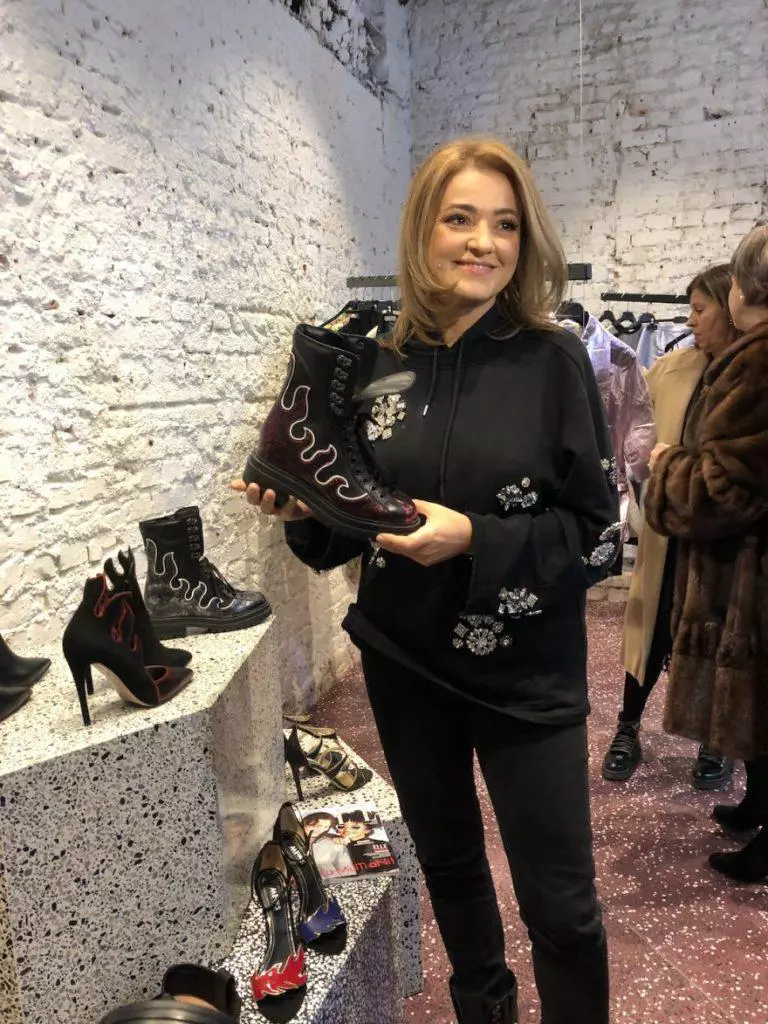 Cristina-Batlan-lansare-Mews-The-Smart-Denisa-Avram00003-e1544518819728-768x1024