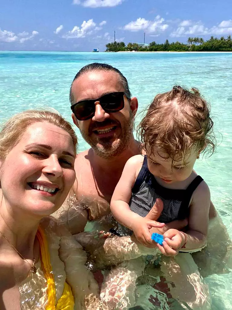 alessandra-stoicescu-si-familia-in-maldive-1-768x1024