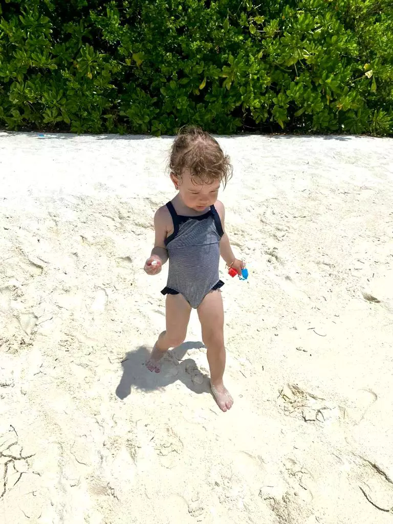 alessandra-stoicescu-si-familia-in-maldive-3-768x1024