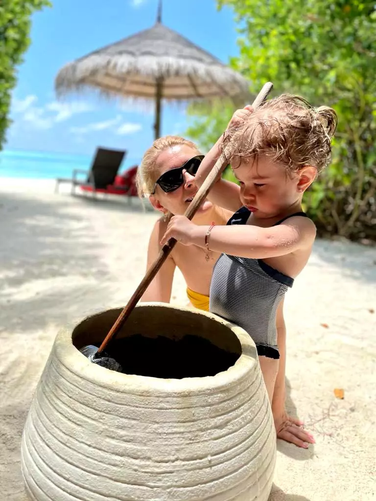 alessandra-stoicescu-si-familia-in-maldive-5-768x1024