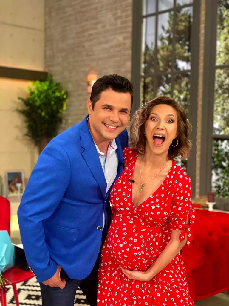 adela-popescu-inainte-de-a-naste-al-treilea-copil-3-768x1024