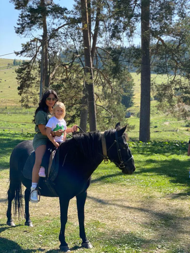 Cine-este-Oana-Mizil-4