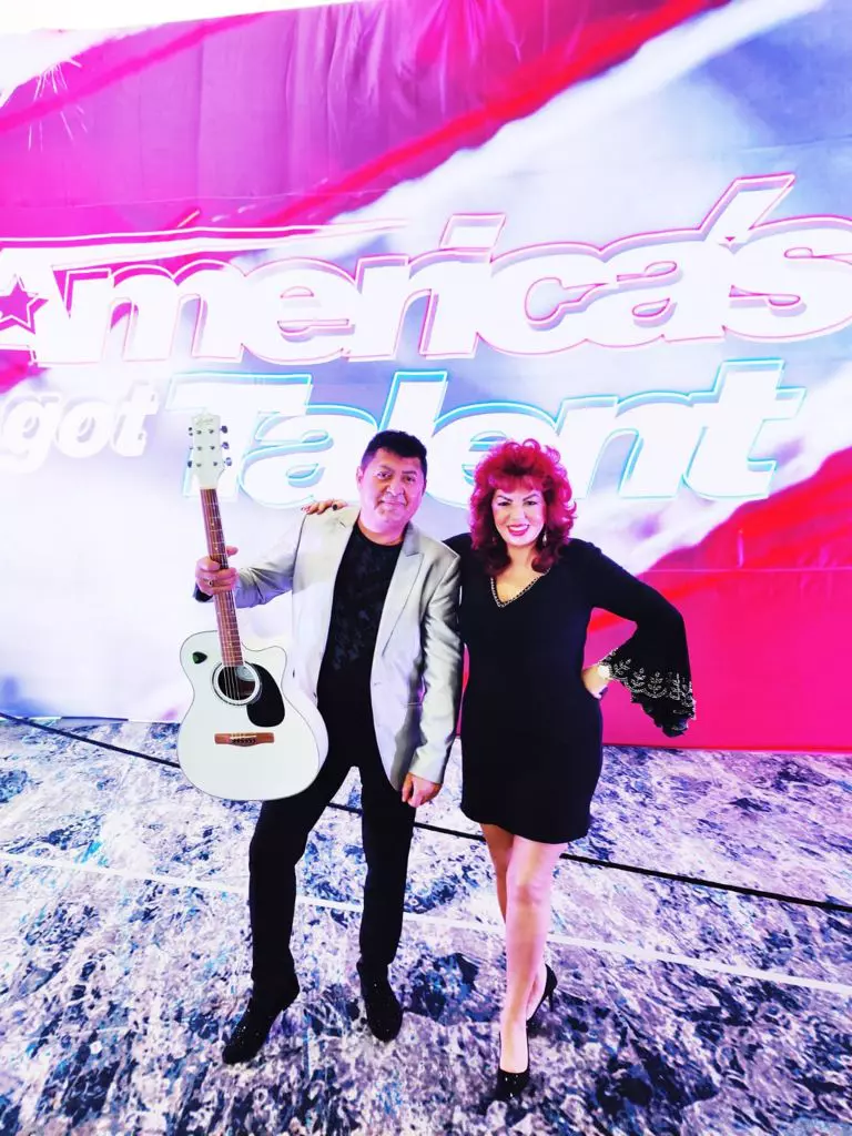 A-parasit-trupa-Azur-pentru-un-vas-de-croaziera-care-l-a-dus-la-Miami.-Acum-cant-in-sapte-limbi-straine.-EXCLUSIV-5