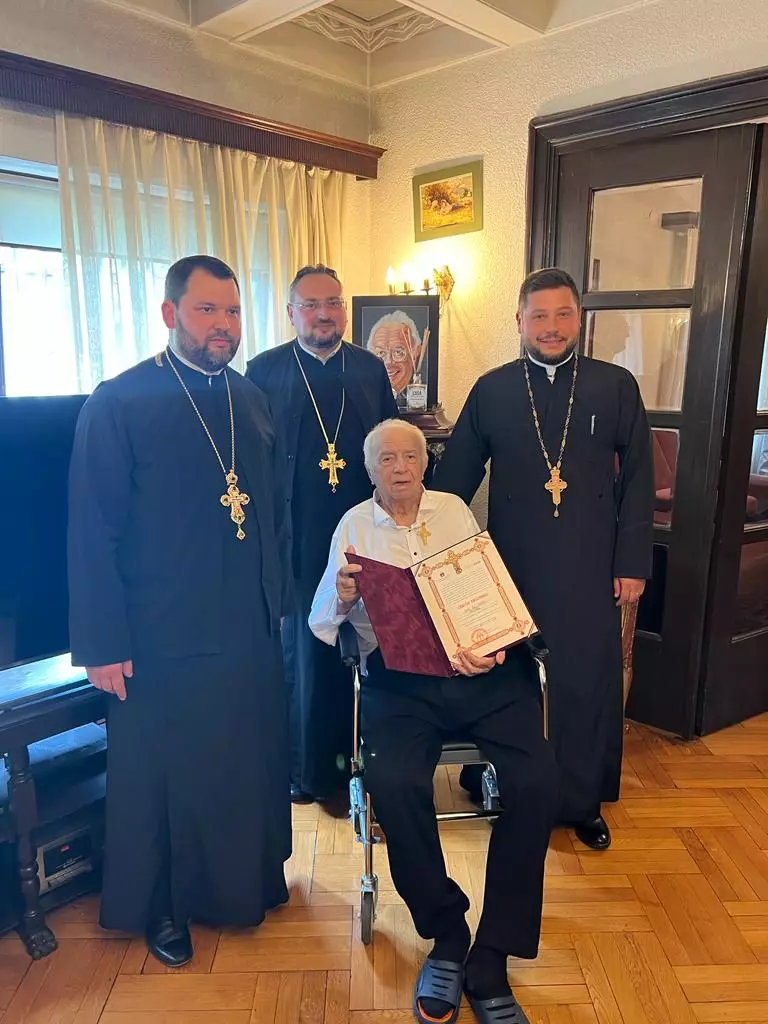 alexandru-arsinel-decorat-cu-ordinul-zcrucea-bucovinei-actorul-a-primit-distinctia-in-scaun-cu-rotile_2