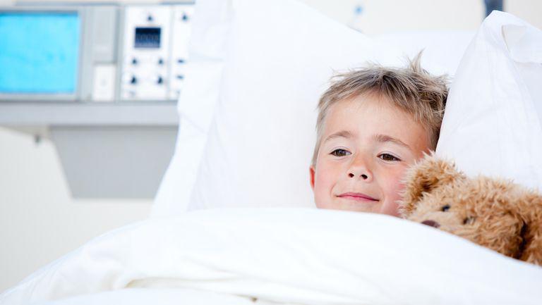 Copilul în spital – cum îl poți ajuta să treacă mai ușor peste experiență