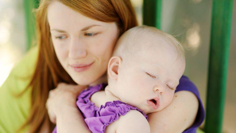 5 greşeli pe care părinţii le fac cu nou-născuţii