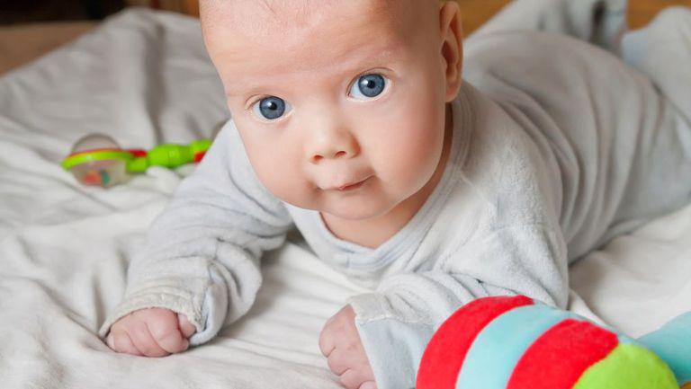 Vederea la bebeluși - 5 etape de dezvoltare ale vederii copiilor