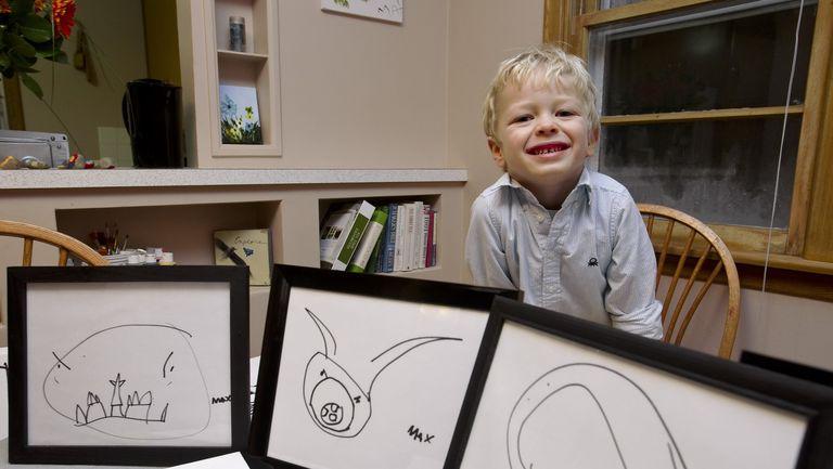 Un băiețel de 4 ani își vinde desenele, să-și ajute prietena diagnosticată cu leucemie!
