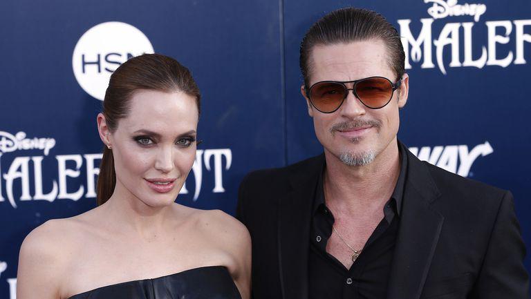E oficial: Angelina Jolie și Brad Pitt s-au căsătorit!