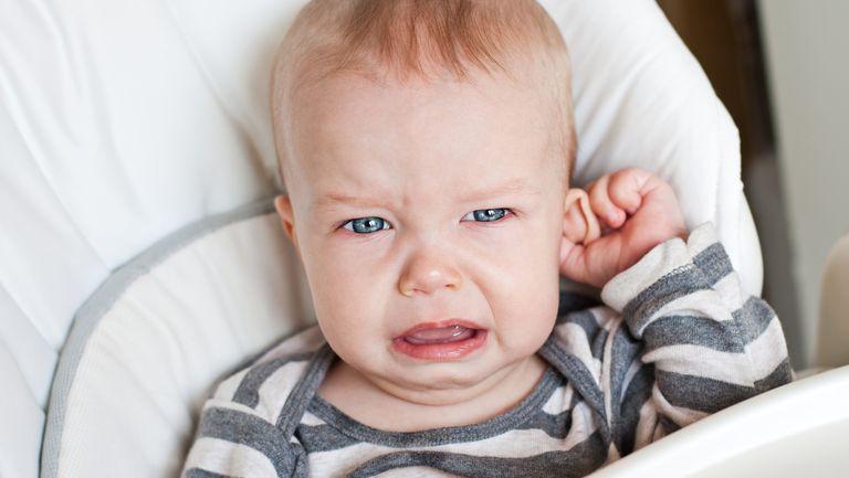 Cum cureți ceara din urechile bebelușului