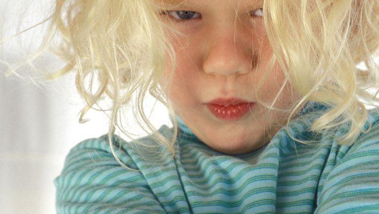 Cum să abordezi crizele de furie ale unui copil în 10 pași