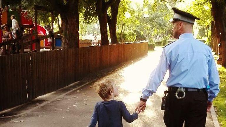 Povestea poliţistului care ţine de mână un copil pierdut