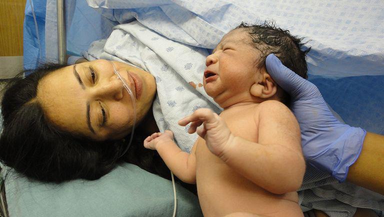 O Femeie Insărcinată Cu Tripleți A Născut Natural De Două Ori In
