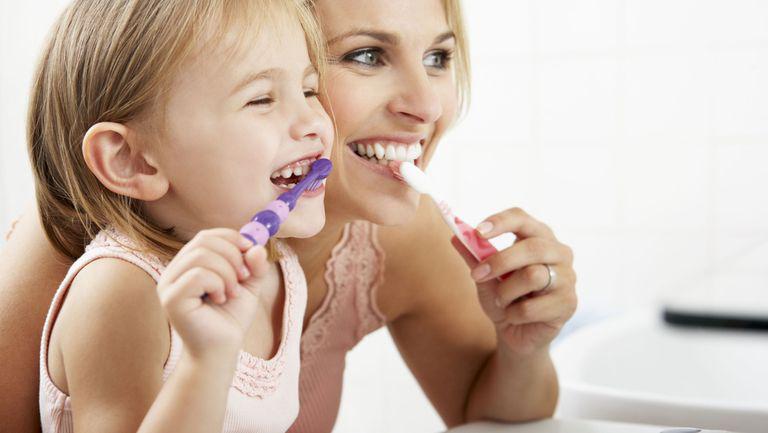 E periculos sa folosesti pasta de dinti a copilului tau. Iata de ce