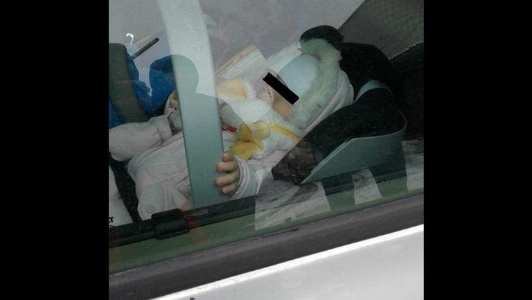 Bebelus lasat singur in masina pentru o ora, in timp ce parintii s-au dus la shopping