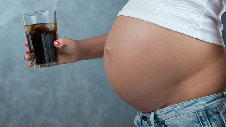 Femeile care beau suc in timpul sarcinii risca sa aiba copii obezi
