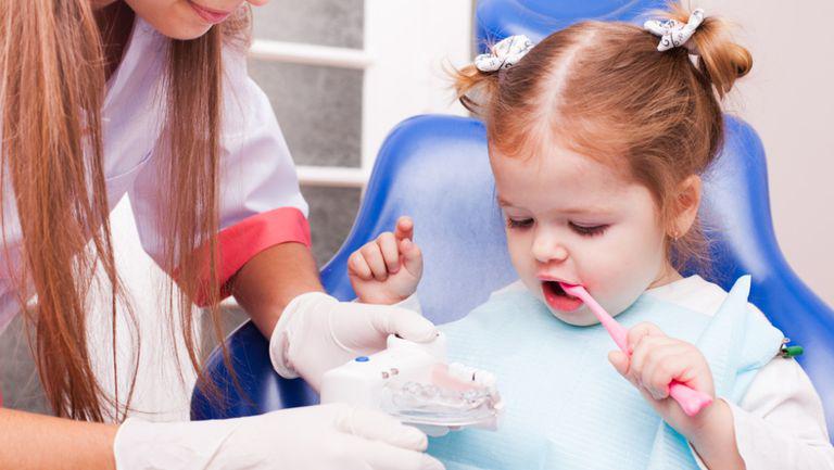 Sanatate orala: 5 metode prin care iti determini copilul sa-si ingrijeasca dintii