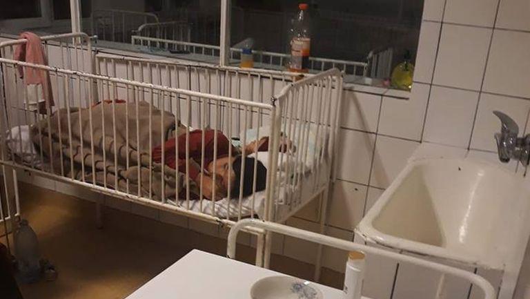 Mama ghemuita intr-un patut ruginit de bebelus, in cel mai mare spital in Craiova